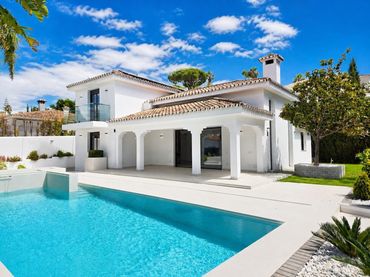 Casa con balcón en venta en San Pedro de Alcántara
