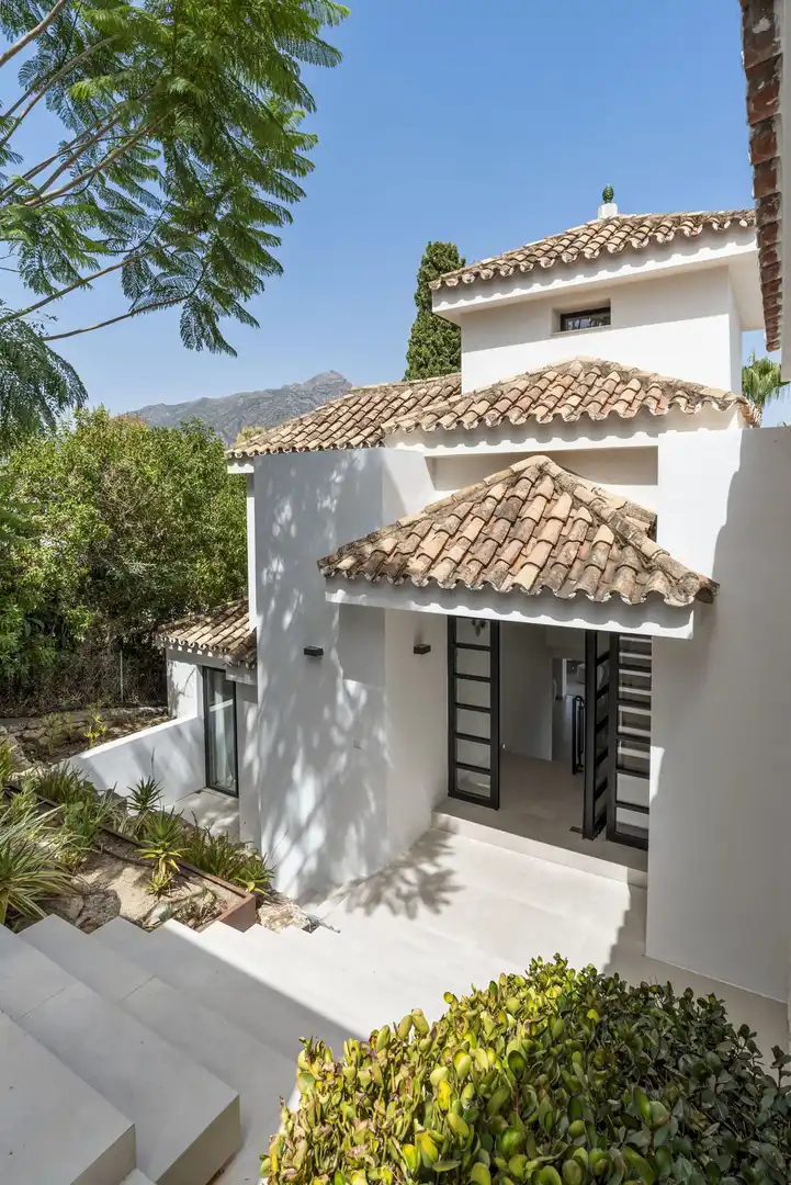 Exterior view of Houses for sale in Nueva Andalucía
