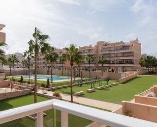 Vista exterior de Àtic en venda en Orihuela amb Aire condicionat, Terrassa i Piscina