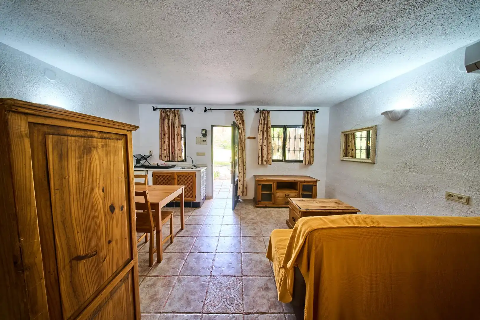 Sala d'estar de Finca rústica en venda en Órgiva amb Jardí privat, Terrassa i Moblat