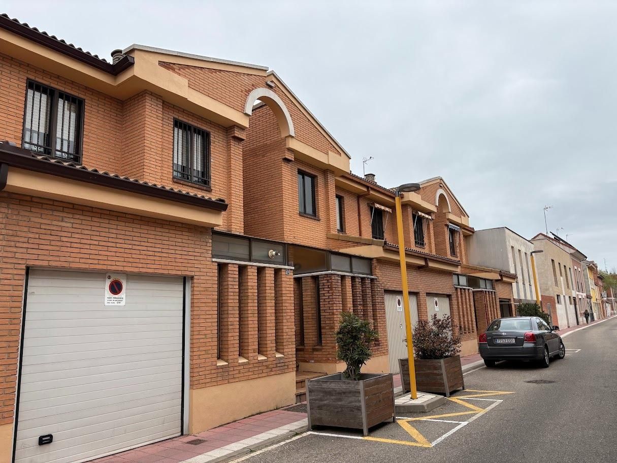 Vista exterior de Casa adosada en venda en Valladolid Capital amb Calefacció, Jardí privat i Terrassa