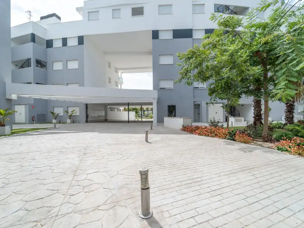 Außenansicht von Wohnung zum Verkauf in Manilva mit Klimaanlage, Heizung und Privatgarten