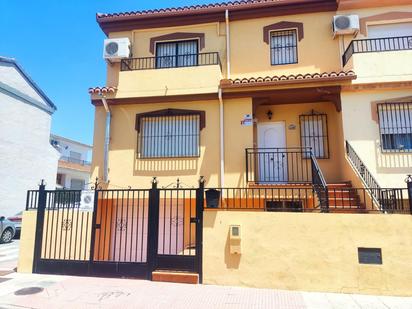 Vista exterior de Casa adosada en venda en Vegas del Genil amb Aire condicionat, Terrassa i Traster