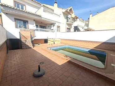 Casa aparellada amb piscina en venda a Calle de Zagal 5