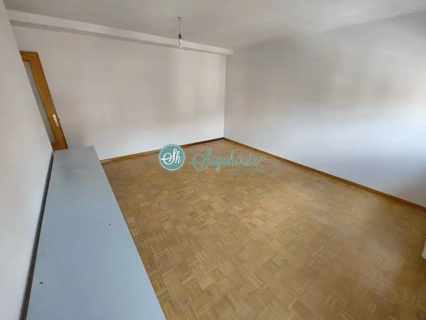 Piso en venta en San Cristóbal de Segovia con Calefacción, Trastero y Balcón