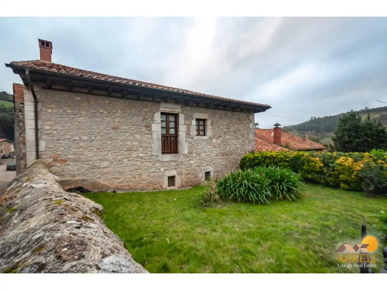 Vista exterior de Casa o xalet en venda en Alfoz de Lloredo amb Calefacció, Jardí privat i Terrassa