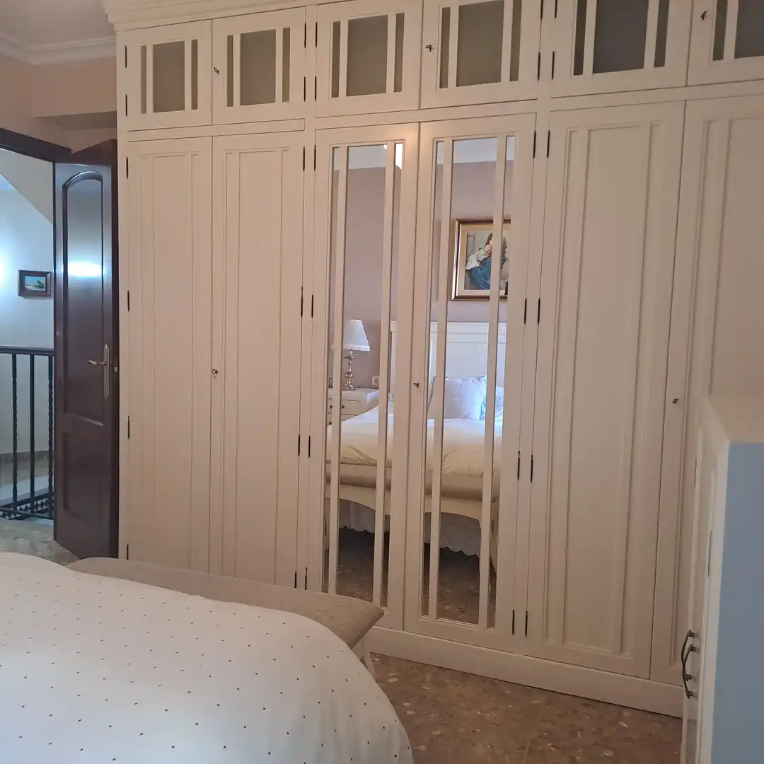 Dormitori de Casa adosada en venda en Dos Hermanas amb Aire condicionat, Traster i Piscina comunitària