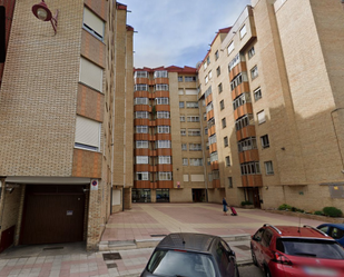 Vista exterior de Pis en venda en León Capital  amb Calefacció, Parquet i Terrassa