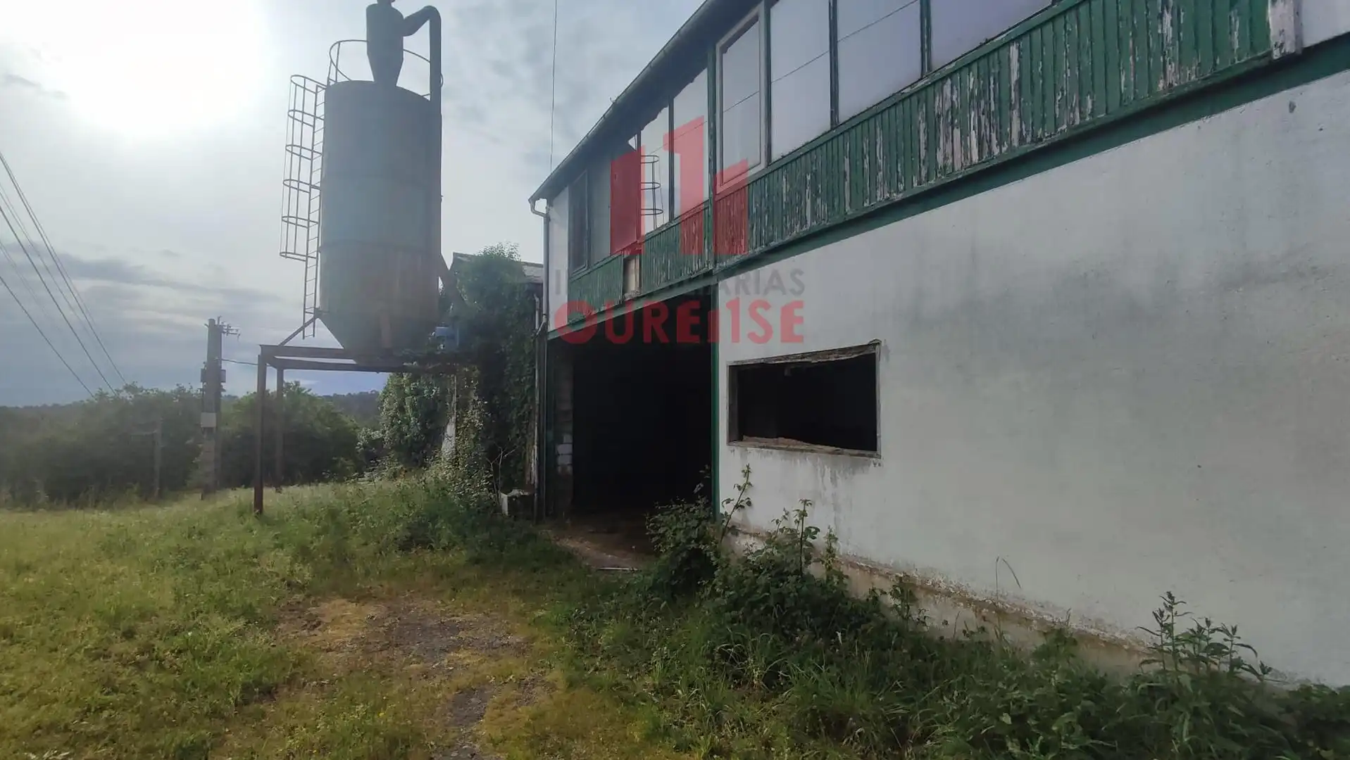 Außenansicht von Fabrikhallen zum Verkauf in Toén