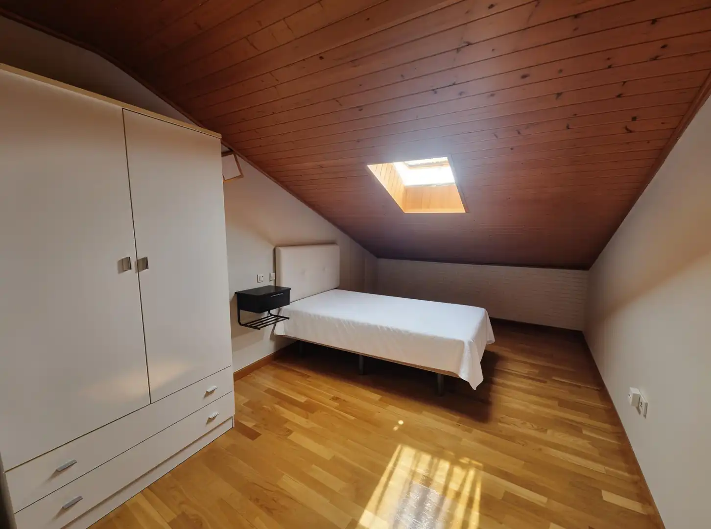 Dormitori de Pis de lloguer en Plasencia amb Aire condicionat, Parquet i Terrassa