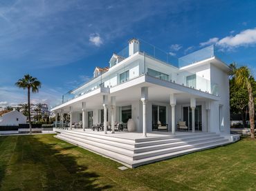 Casa con balcón en venta en Nueva Andalucía