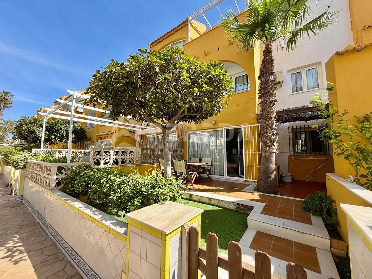 Außenansicht von Erdgeschoss zum Verkauf in Roquetas de Mar mit Privatgarten, Möbliert und Gemeinschaftspool
