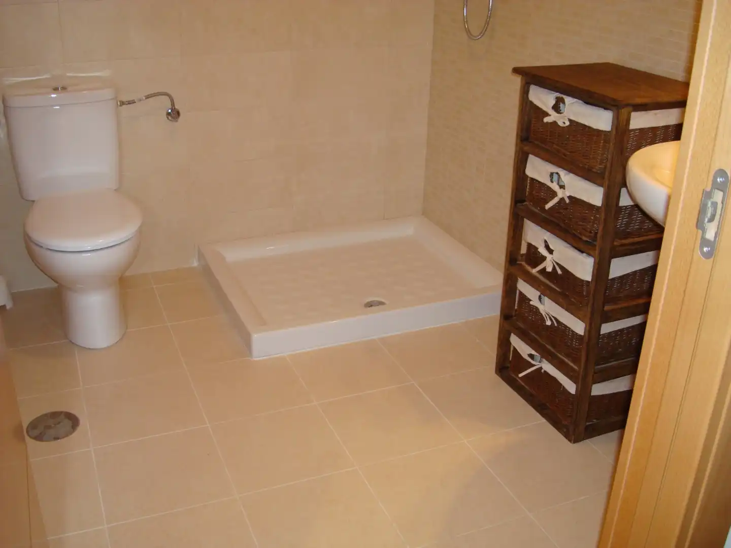 Badezimmer von Wohnung zur Miete in Almansa mit Klimaanlage, Heizung und Parkett