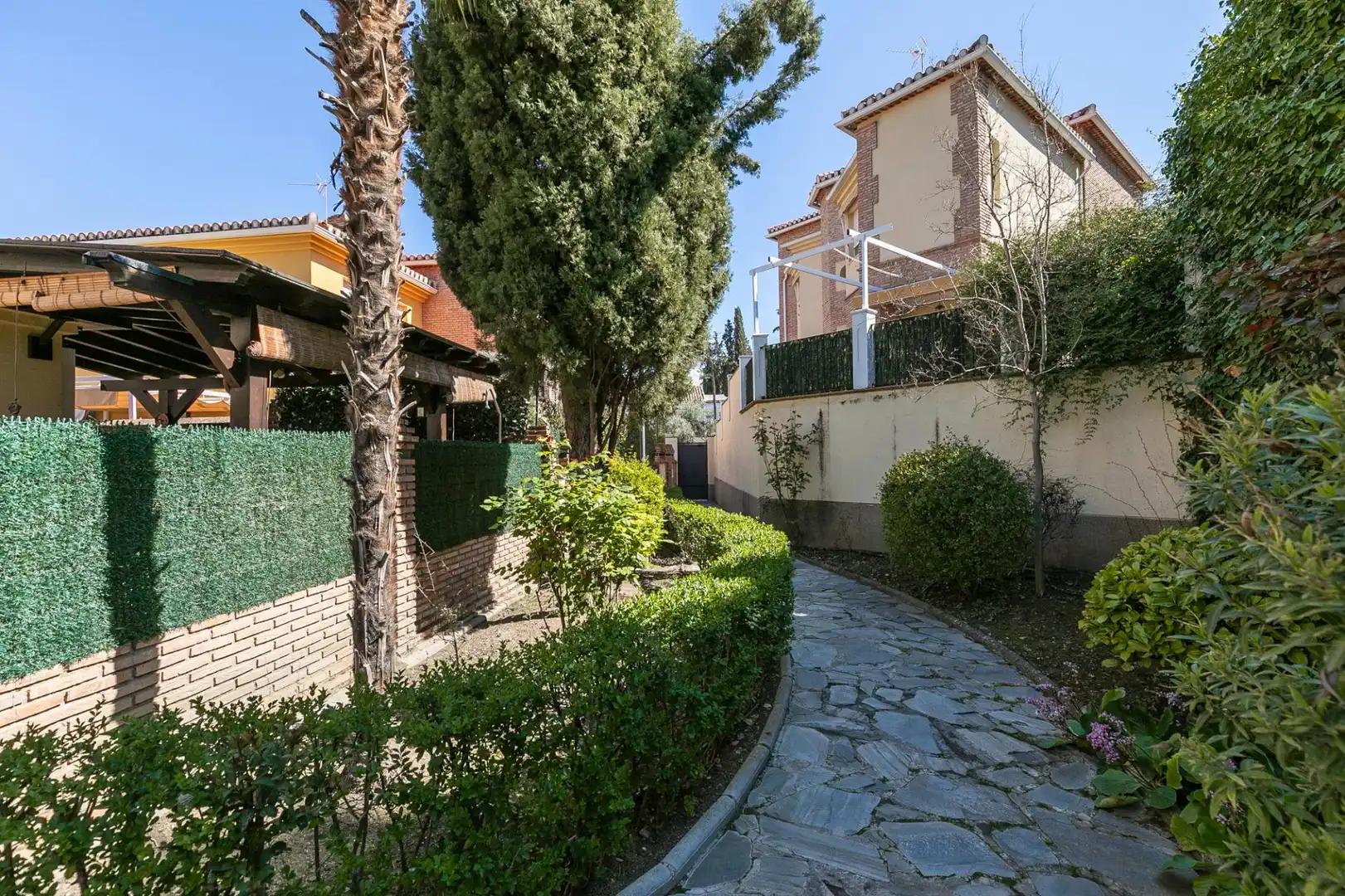 Vista exterior de Casa o chalet en venta en La Zubia con Calefacción, Jardín privado y Terraza