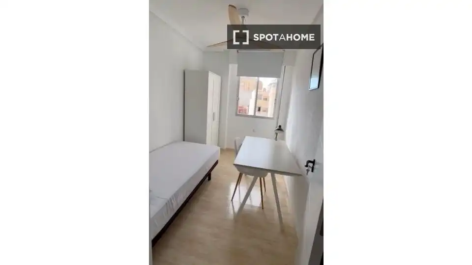 Bedroom of Flat for share in Almería  with Air Conditioner, Heating and Furnished