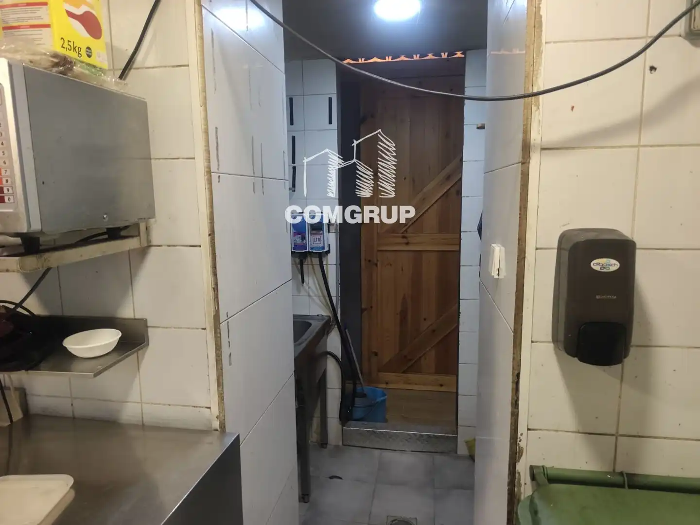 Cuina de Local en traspas en Santa Coloma de Gramenet amb Aire condicionat, Moblat i Internet