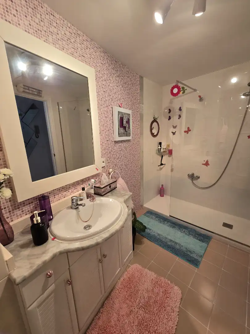 Badezimmer von Wohnung zum Verkauf in Bareyo mit Heizung, Terrasse und Möbliert