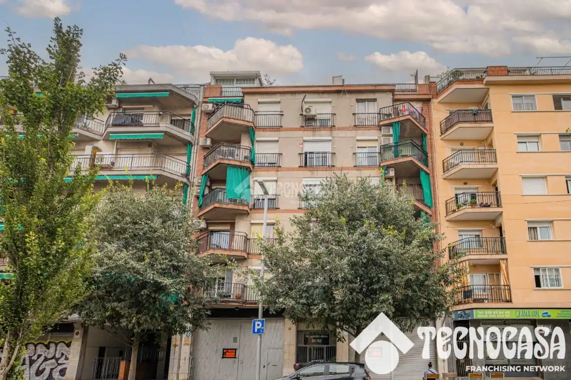 Vista exterior de Pis en venda en Santa Coloma de Gramenet amb Aire condicionat, Calefacció i Balcó