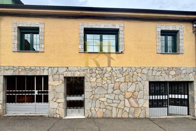 Casa-chalet en Venta en Calle Villarín, 12 en La Pola de Gordón
