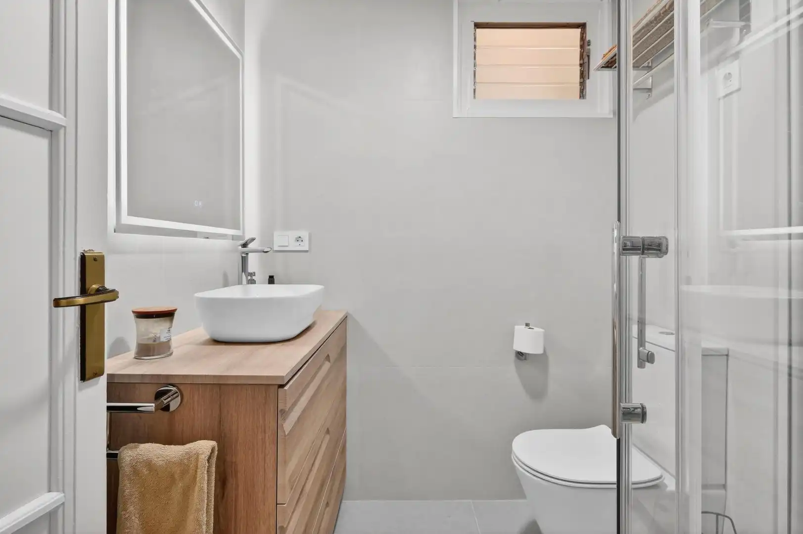 Baño de Piso en venta en Girona con Calefacción y Balcón