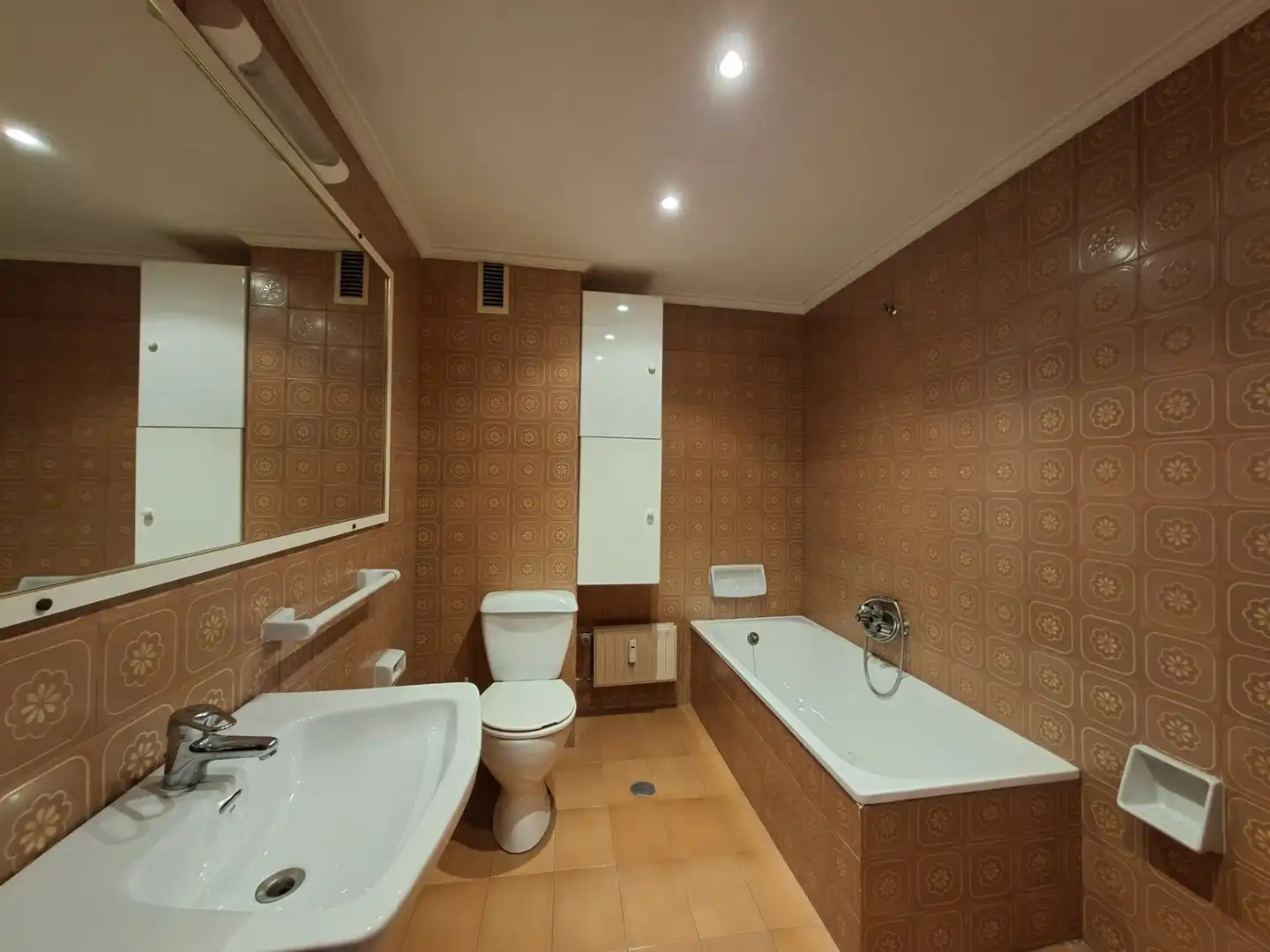 Baño de Piso en venta en Torrelavega  con Calefacción, Trastero y Balcón