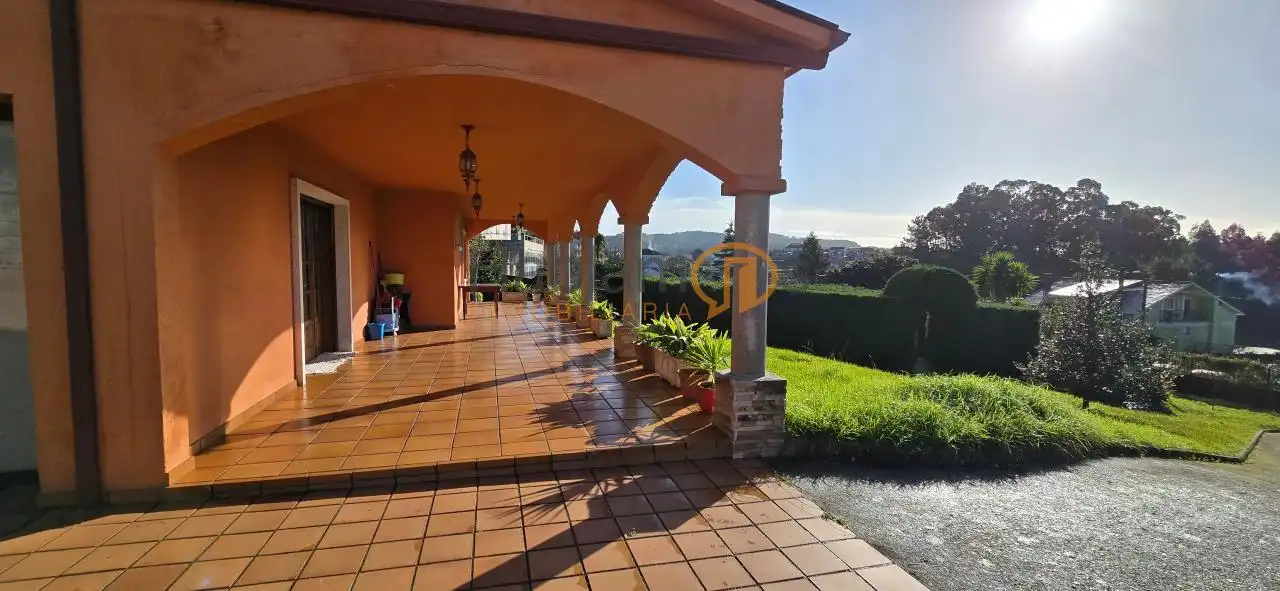 Vista exterior de Casa o xalet en venda en Vilagarcía de Arousa amb Calefacció, Jardí privat i Terrassa