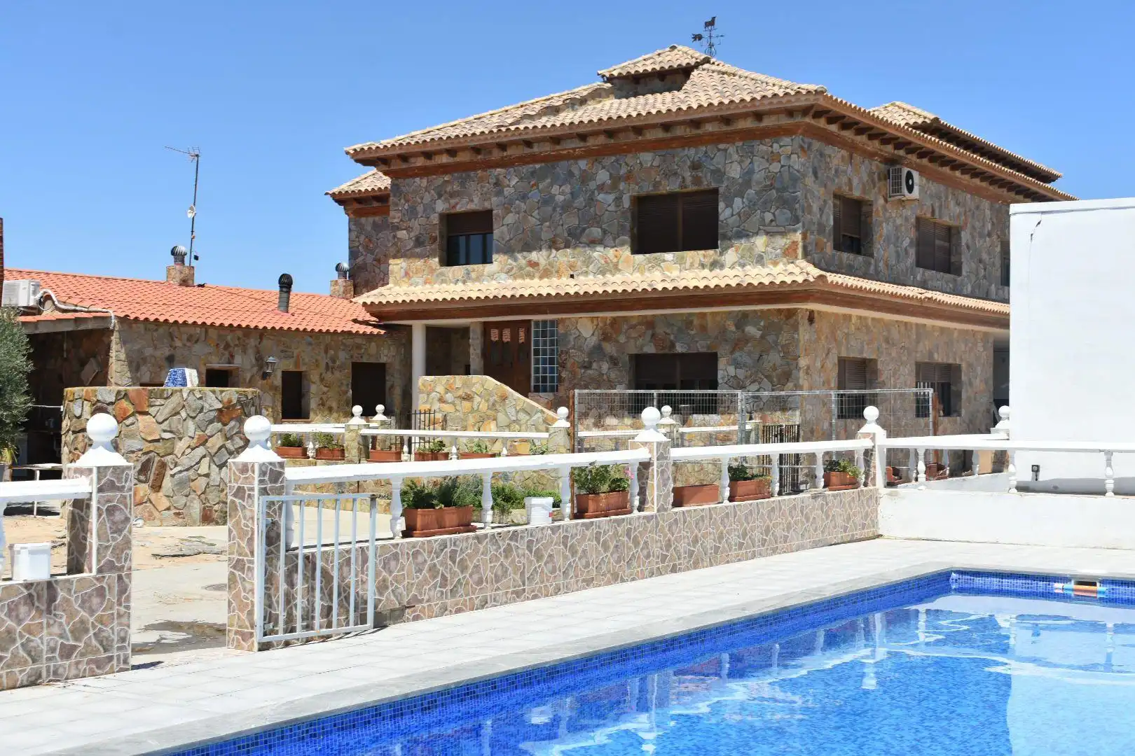 Vista exterior de Casa o xalet de lloguer en Casasimarro amb Aire condicionat, Calefacció i Jardí privat