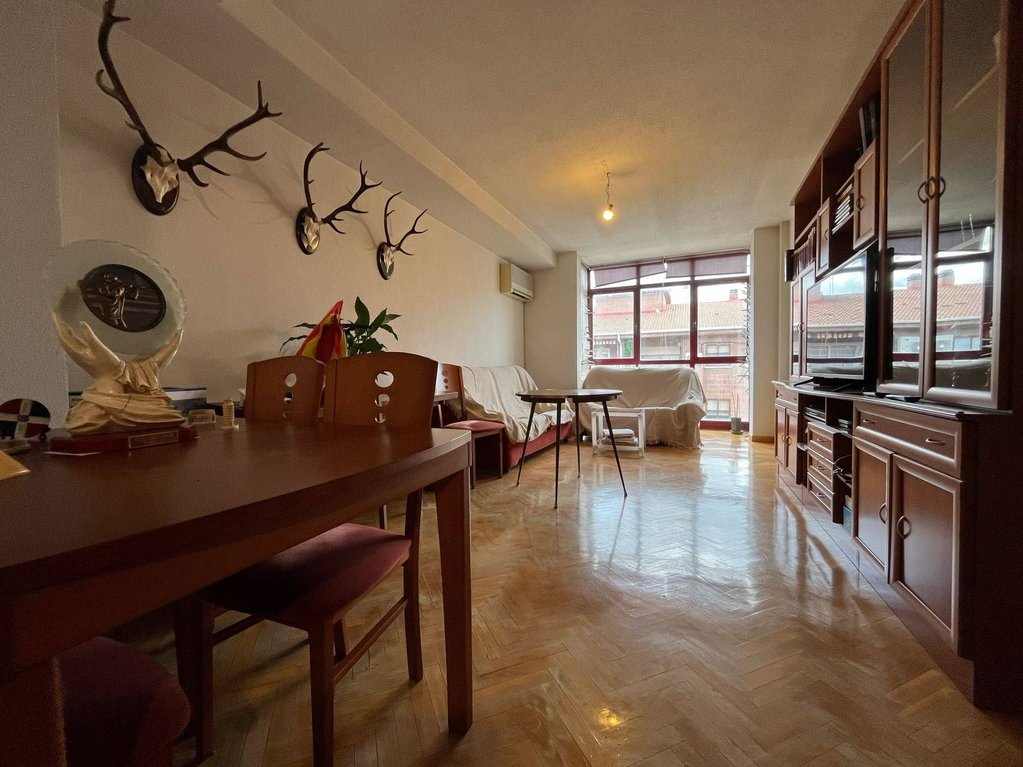Living room of Flat for sale in  Madrid Capital  with Heating, Private garden and Parquet flooring