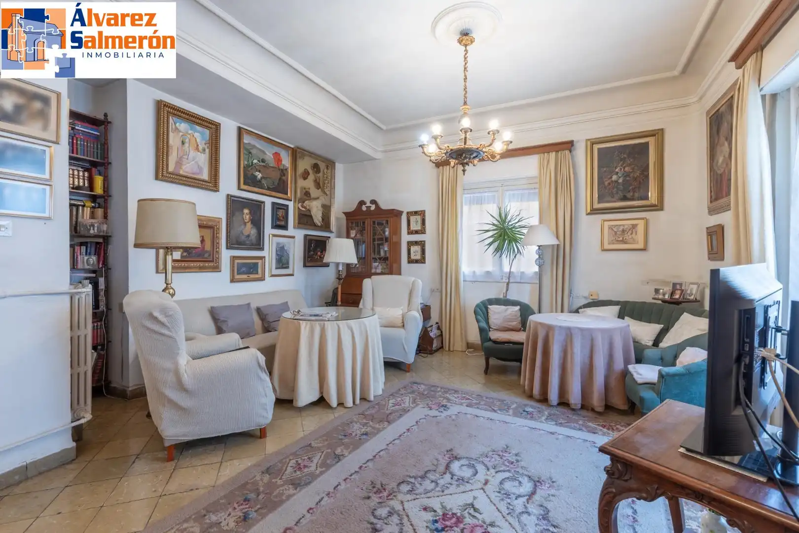 Sala d'estar de Pis en venda en Granada amb Calefacció