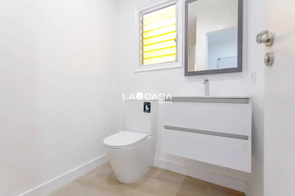 Bany de Local en venda en Castelldefels