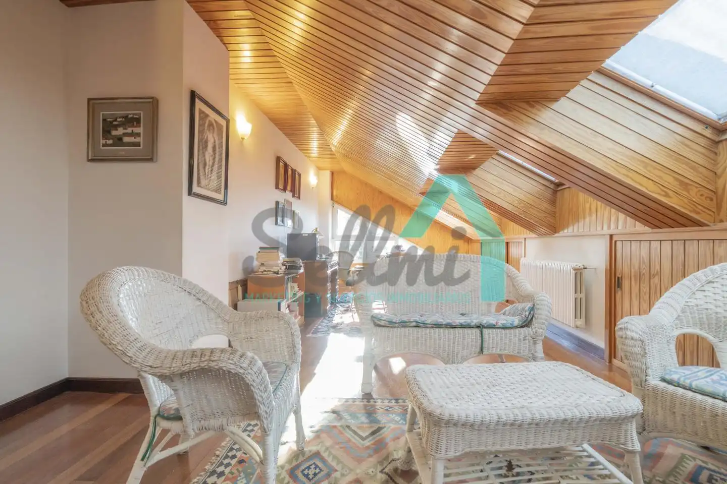 Sala d'estar de Casa o xalet en venda en Oviedo  amb Calefacció, Jardí privat i Parquet