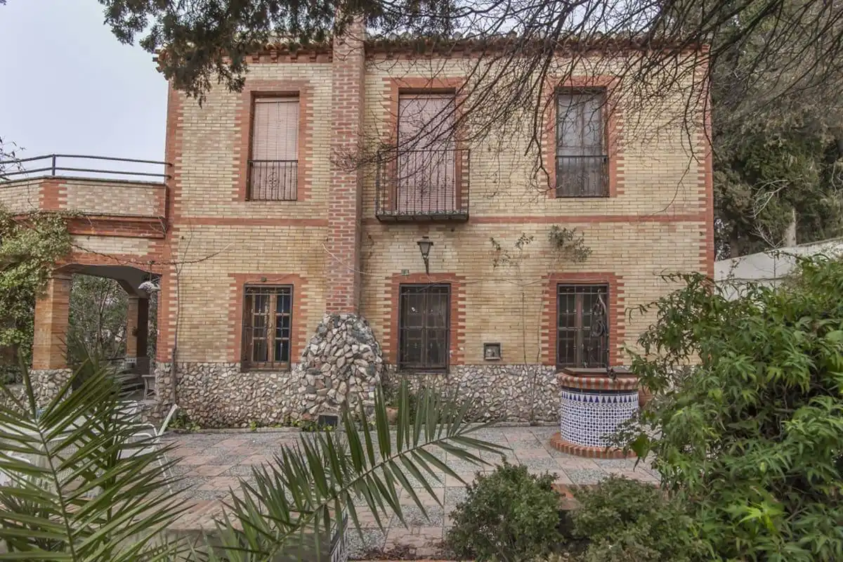 Vista exterior de Casa o xalet en venda en La Zubia amb Calefacció, Jardí privat i Terrassa