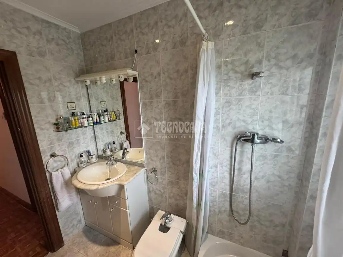 Baño de Piso en venta en Bilbao  con Calefacción, Trastero y Balcón