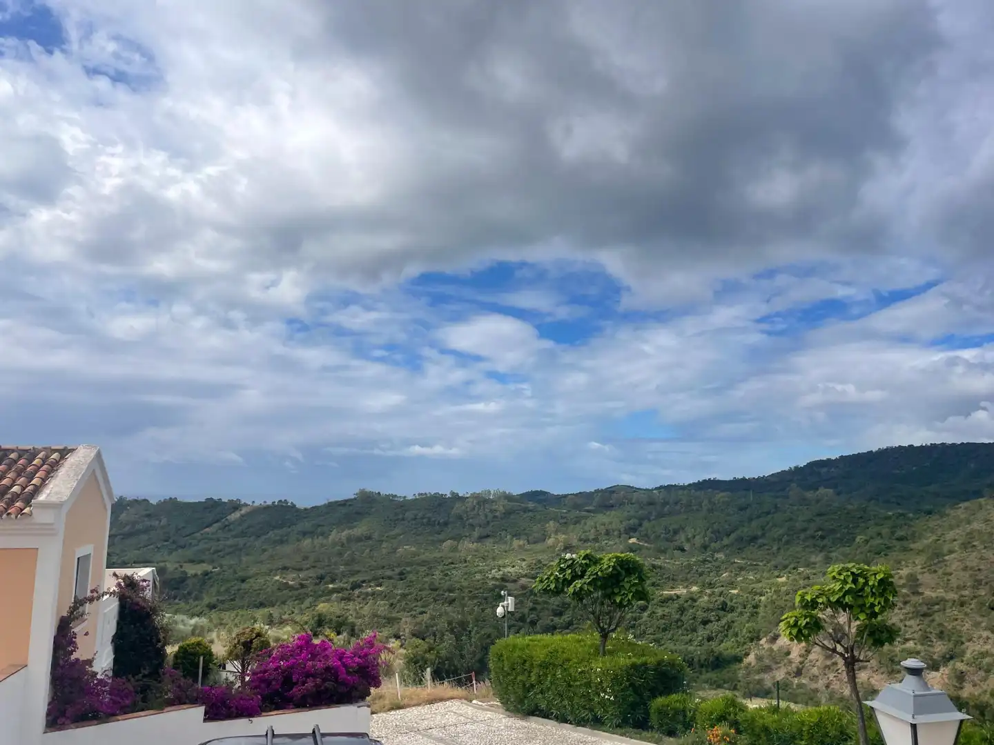 Vista exterior de Casa adosada en venta en Benahavís con Aire acondicionado, Jardín privado y Terraza