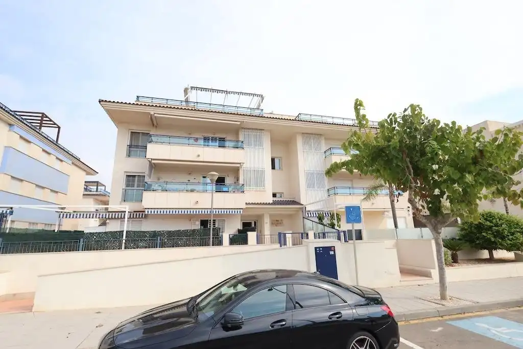 Vista exterior de Àtic en venda en Pilar de la Horadada amb Aire condicionat, Terrassa i Moblat