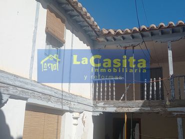 Casa amb balcó en venda a Almagro