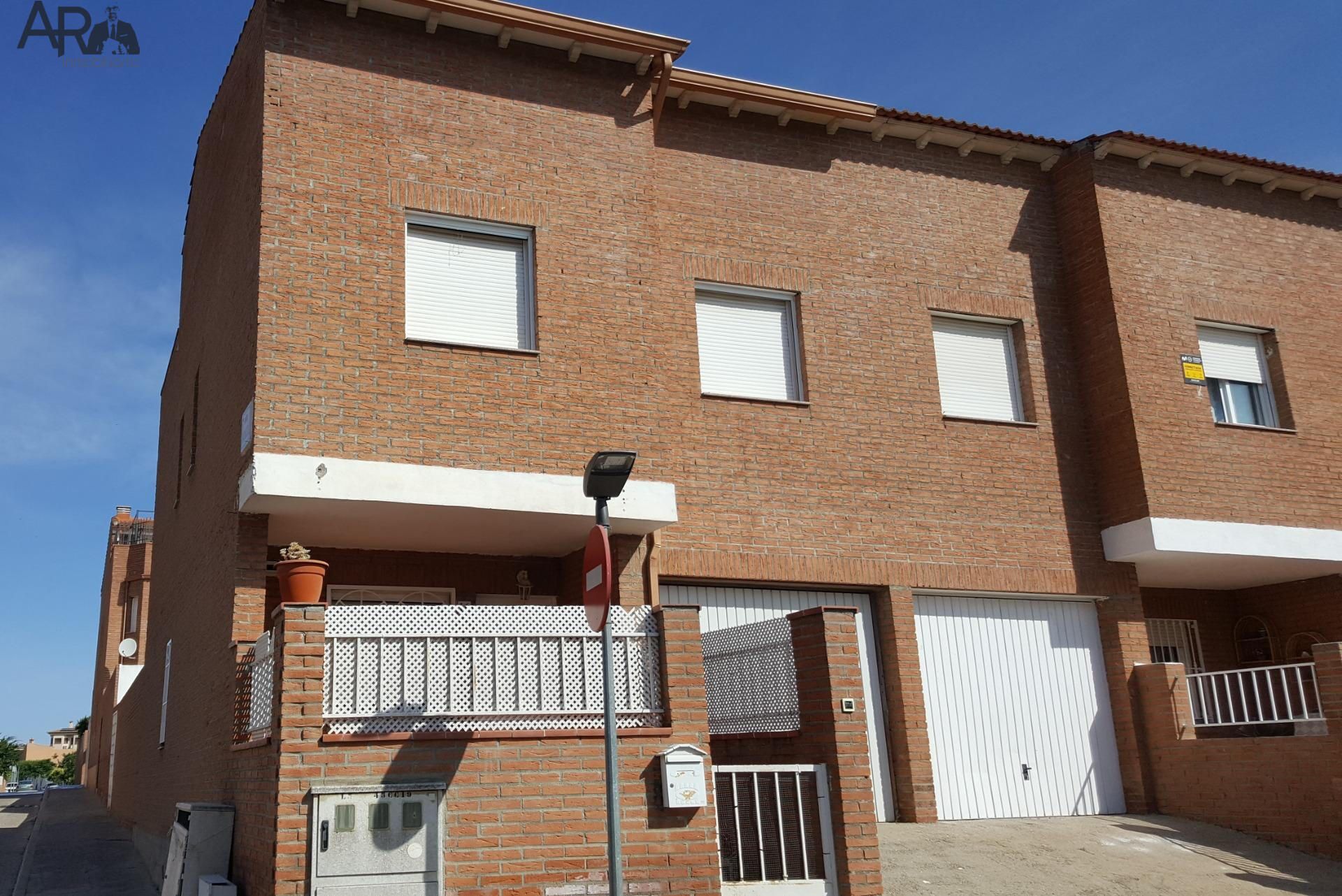 Casa adosada en venda a Chozas de Canales