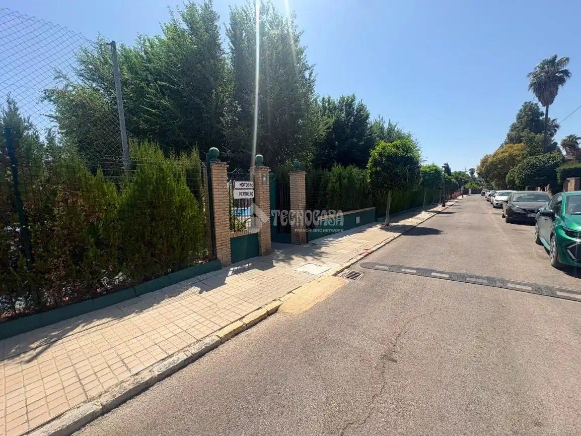 Vista exterior de Casa o xalet en venda en Espartinas amb Aire condicionat, Piscina i Piscina comunitària
