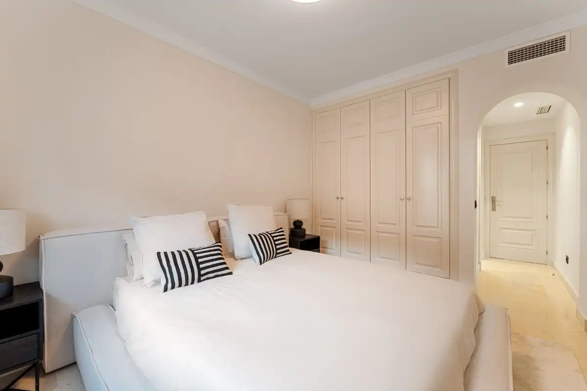 Schlafzimmer von Erdgeschoss zum Verkauf in Marbella mit Klimaanlage, Privatgarten und Terrasse