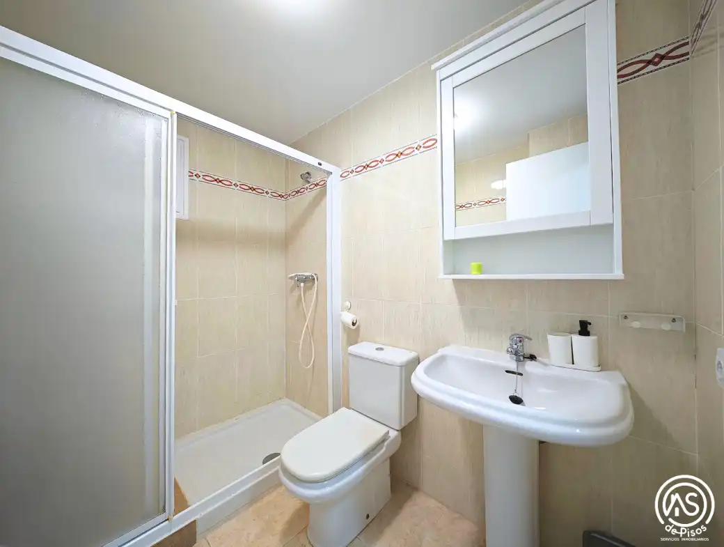 Baño de Apartamento de alquiler en Mont-roig del Camp con Aire acondicionado, Calefacción y Jardín privado