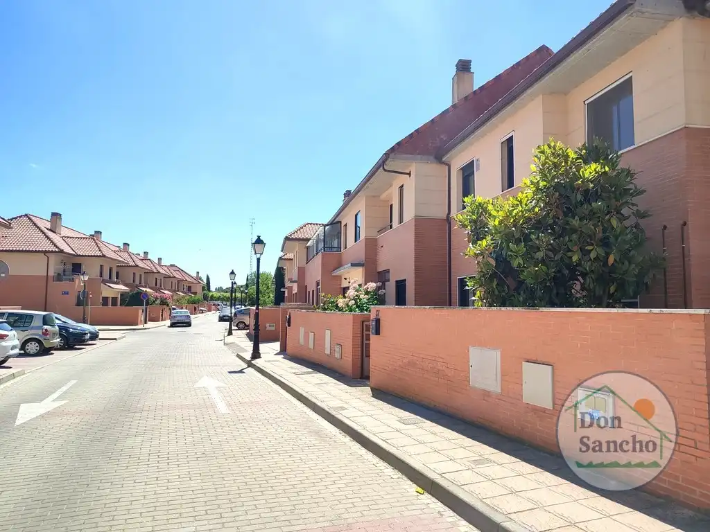 Vista exterior de Casa adosada en venta en Viana de Cega con Calefacción, Jardín privado y Terraza