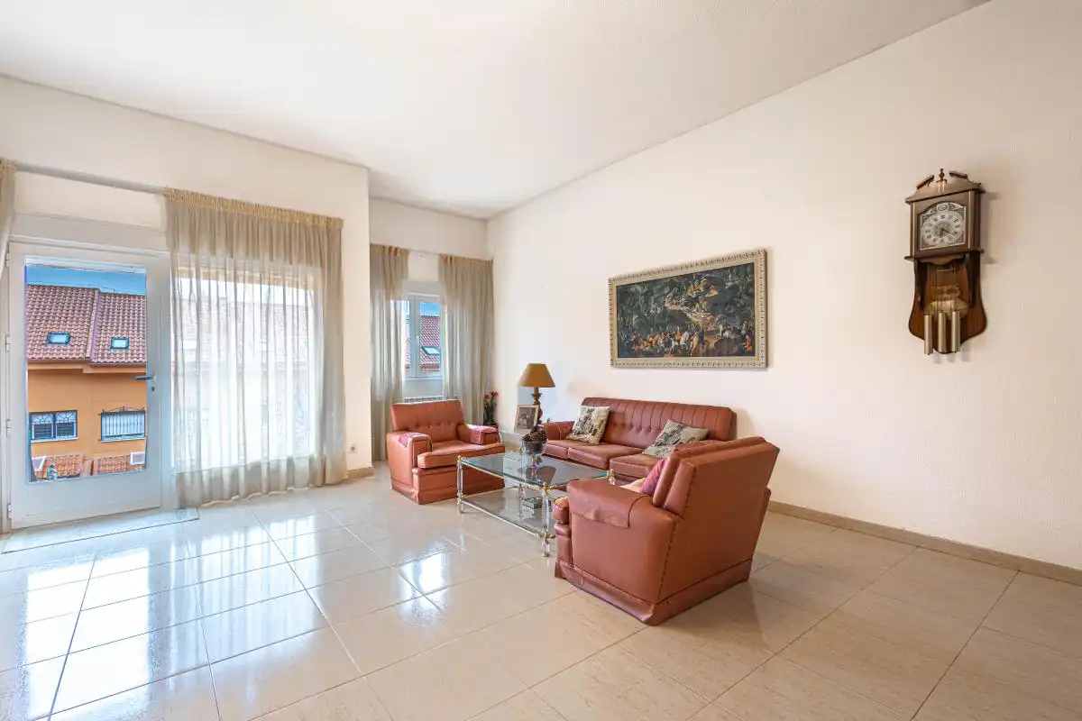 Sala de estar de Casa adosada en venta en Morata de Tajuña con Calefacción, Terraza y Balcón