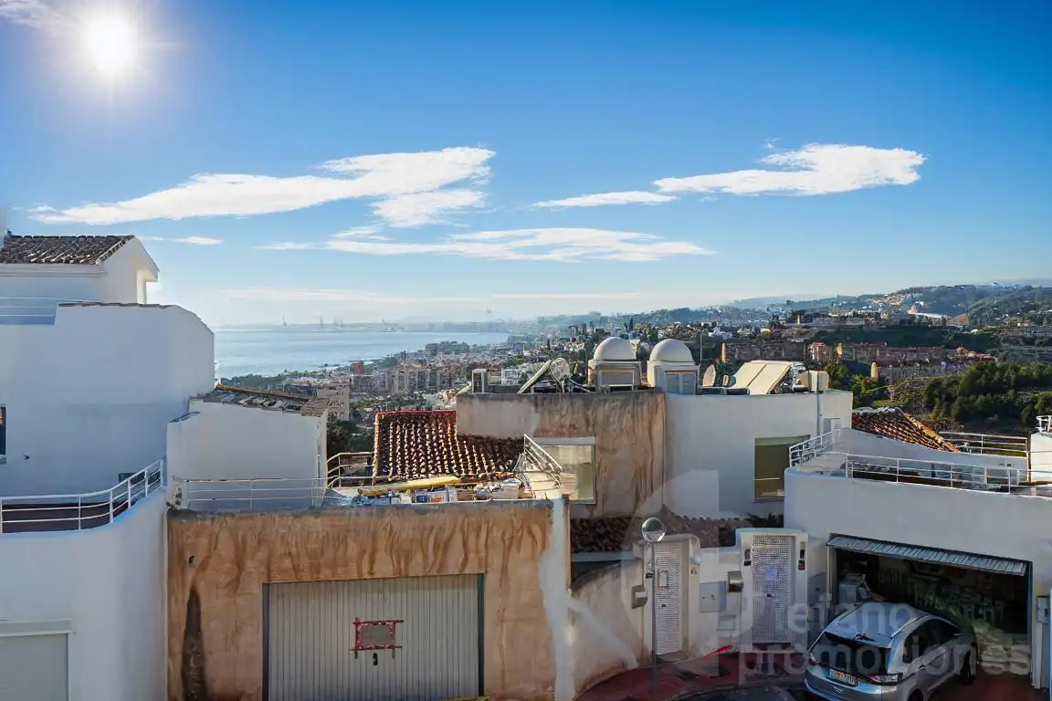Vista exterior de Casa adosada en venda en Málaga amb Aire condicionat, Calefacció i Jardí privat