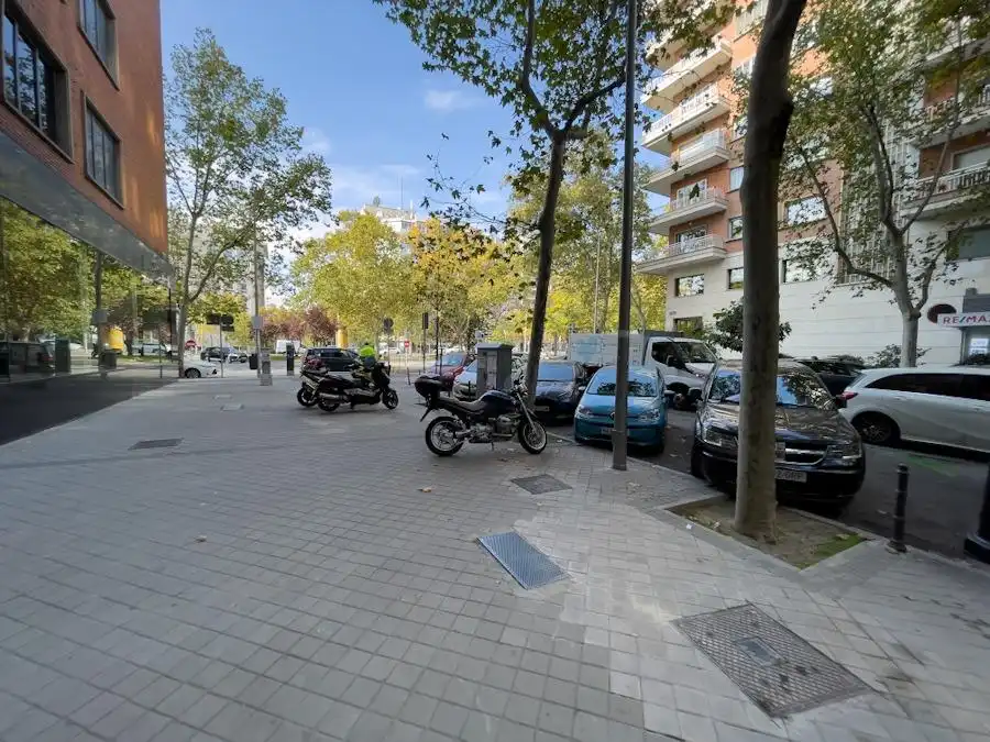 Aparcament de Local de lloguer en Madrid amb Aire condicionat