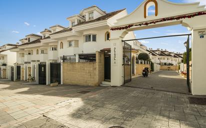 Vista exterior de Casa adosada en venda en Mijas amb Jardí privat, Terrassa i Piscina