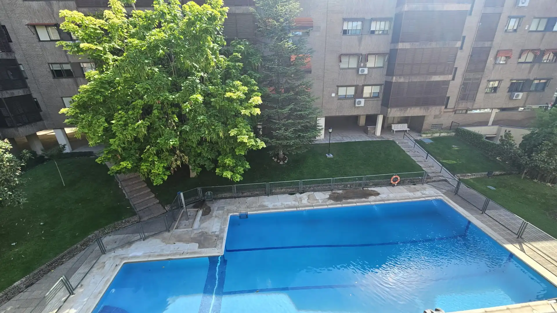 Schwimmbecken von Wohnung zum Verkauf in Madrid mit Klimaanlage, Heizung und Privatgarten