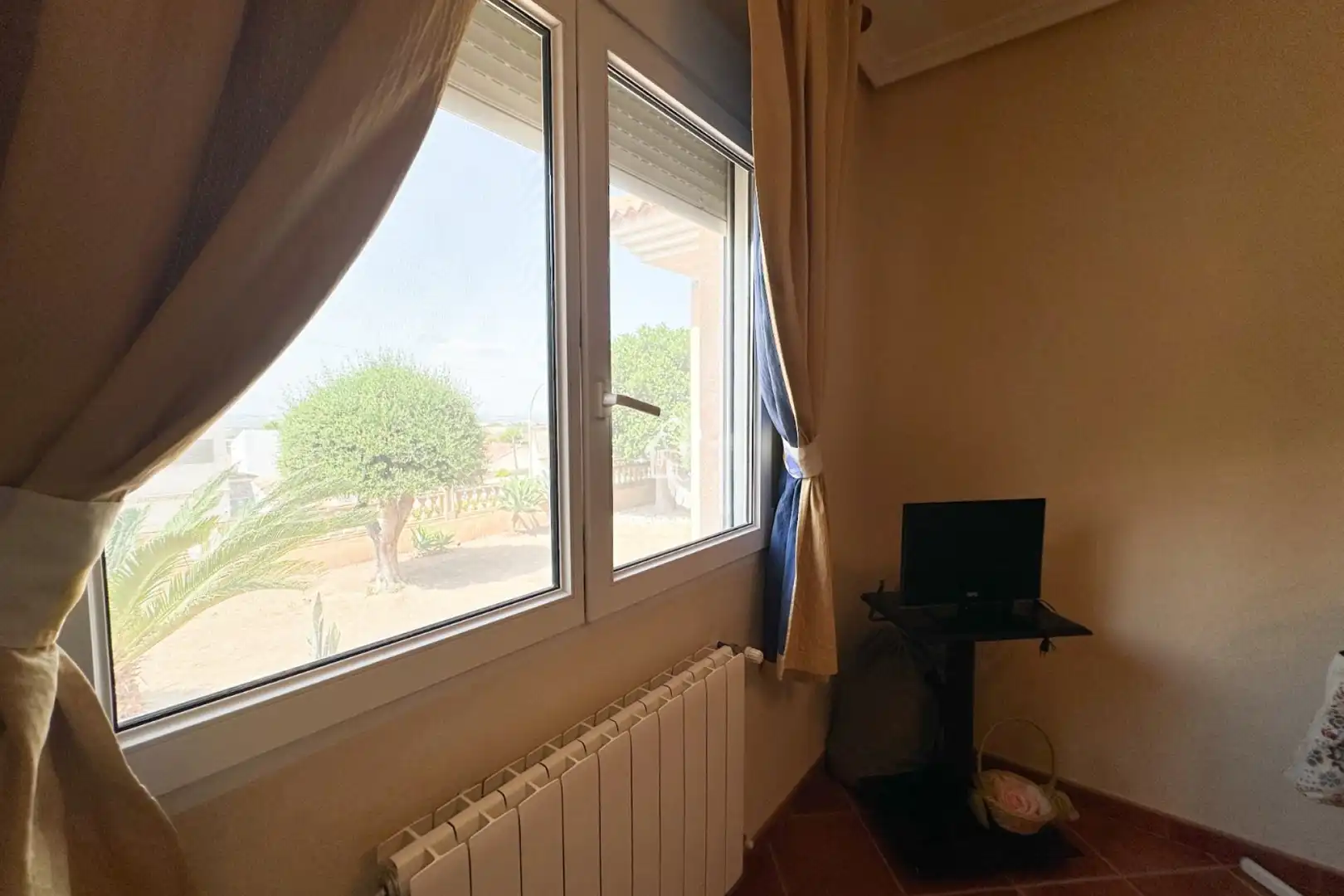Dormitori de Finca rústica de lloguer en San Miguel de Salinas amb Aire condicionat, Jardí privat i Terrassa