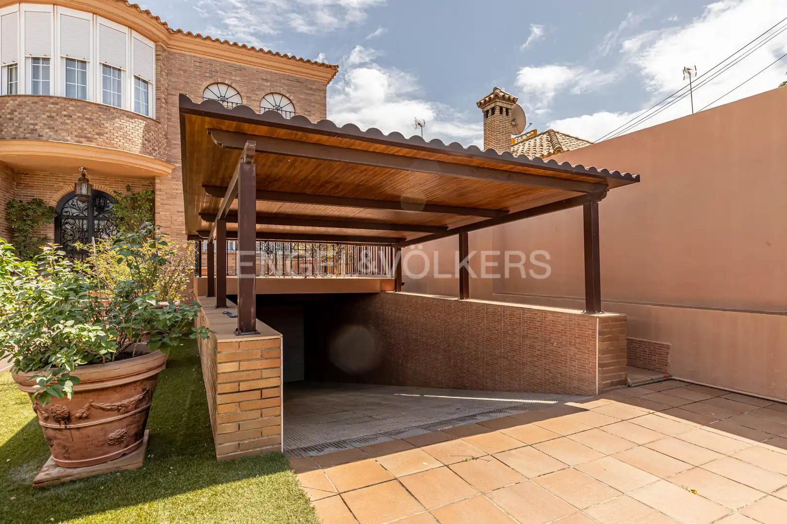 Vista exterior de Casa o xalet en venda en Utrera amb Aire condicionat, Calefacció i Jardí privat