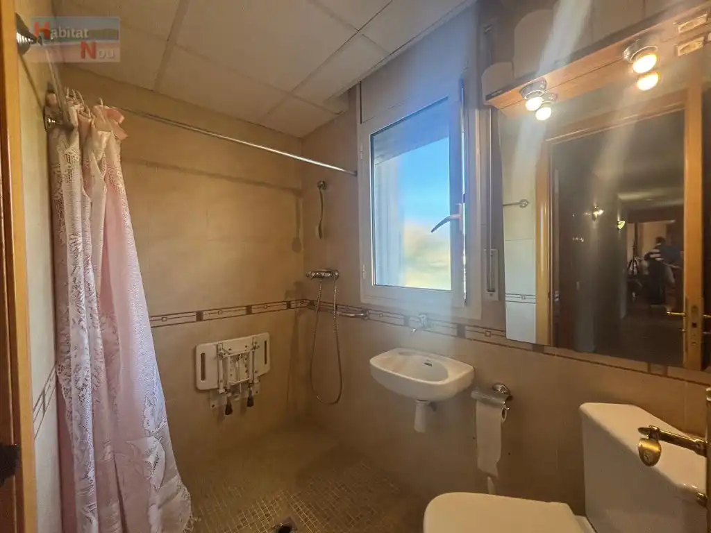 Bathroom of Houses for sale in La Bisbal del Penedès  with Oven and Microwave