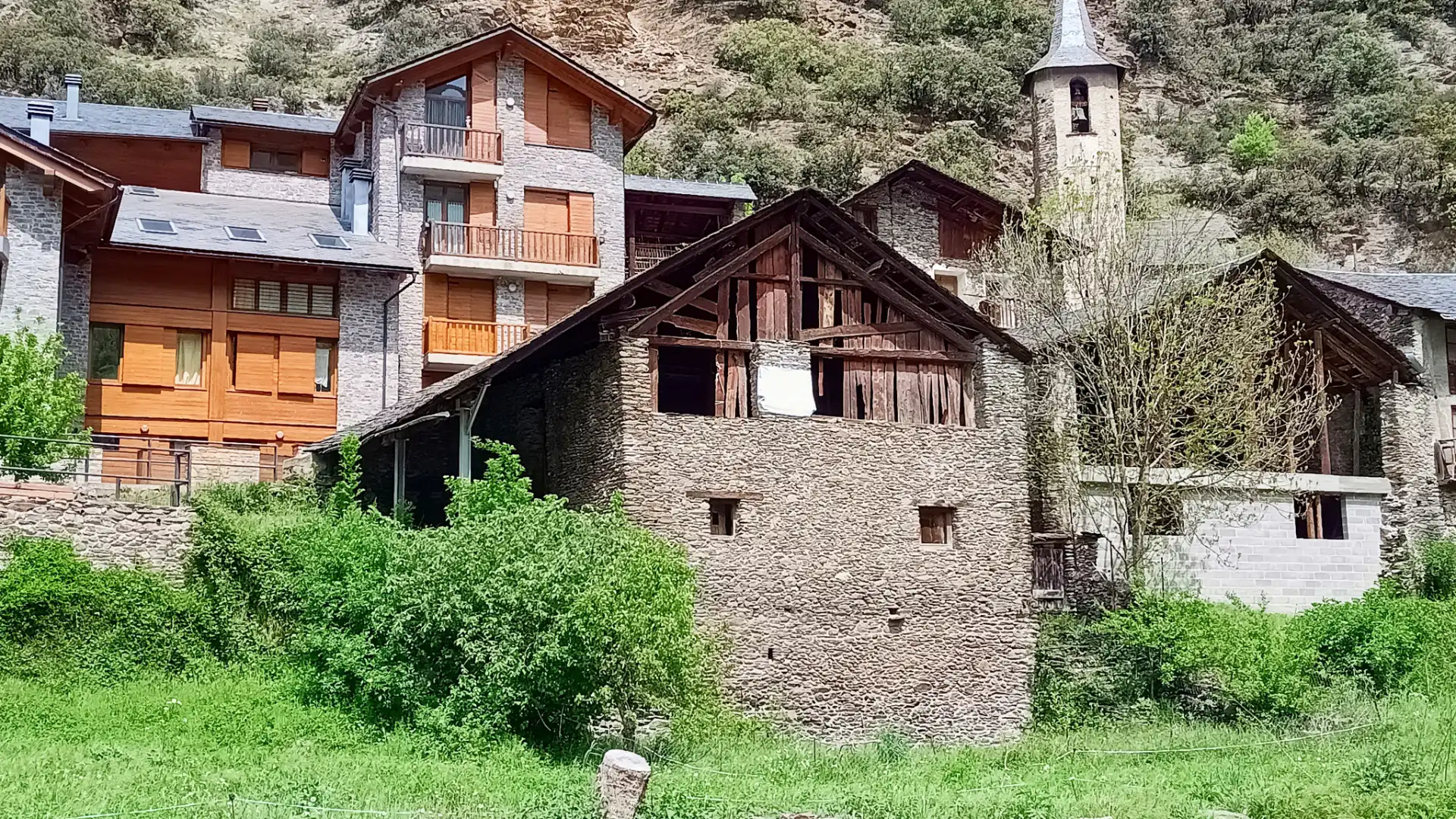 Vista exterior de Finca rústica en venda en Alins amb Jardí privat